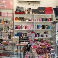 ممول • محل كوزمتك • جاهز للعمل`,`ديكور حديث`,`مجهز بالكامل`,`بضاعة متن...