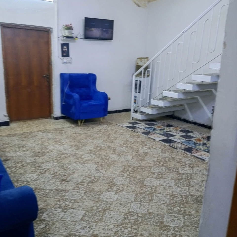 دار للبيع مساحة ١٩٠متر الواجهة ٨ طابو صرف 
الأمين الثانية قرب شبكة الكهرباء
يحتوي على طابقين 🏘️

الطابق الاول غرفتين نوم وصالة واستقبال ومطبخ ومنور ومخزن للغذائية.

الطابق الثاني يحتوي على غرفتين نوم وصالة ومجموعة صحيات.

وكذلك يحتوي على سطحين وكراج كبير ومجموعة صحيات خارجية وداخلية.

ماء وكهرباء ومجاري خير من الله 

👈للتواصل مع صاحب الدار حصراً 

‭***********‬
***********
متواجد على برامج التواصل

