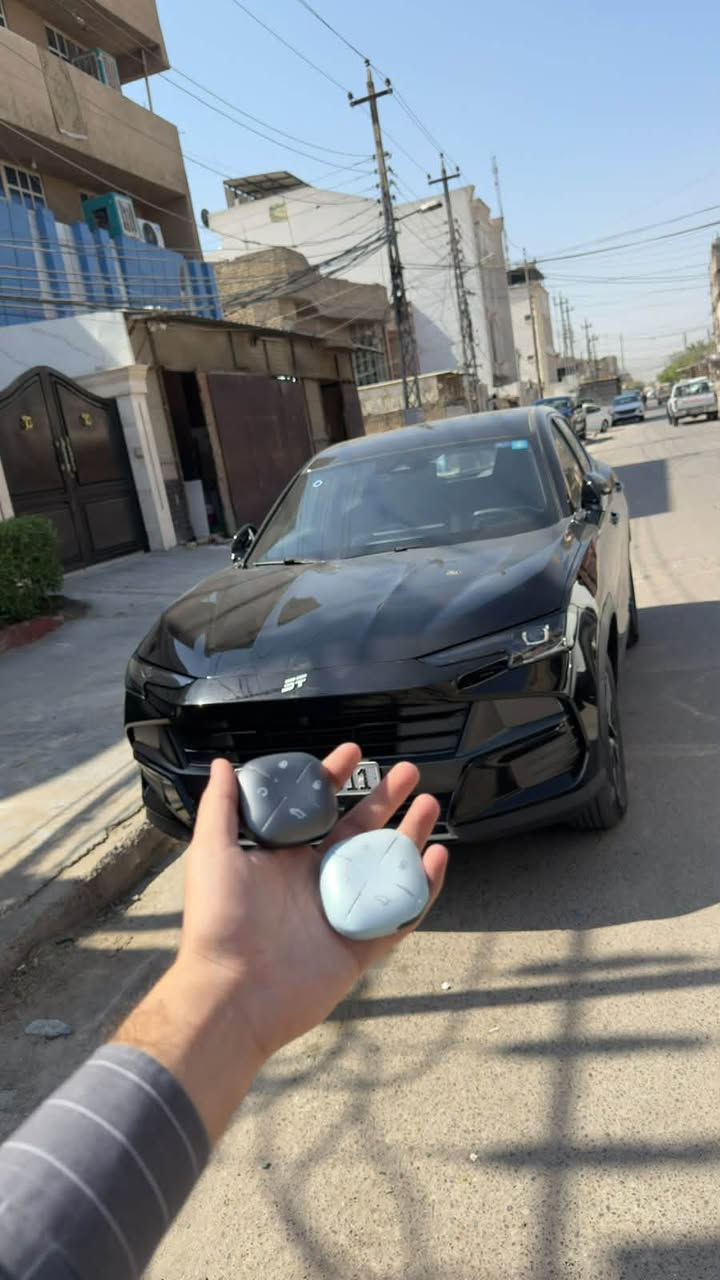 جيتور L6 Luxury  للبيع 
بيها رصعة مسحوبه pdr  فقط 
📋 التفاصيل الأساسية:

 الموديل: 2025 (بلج إن هايبرد / Plug-in Hybrid)

 الممشى: 8الف 

 الفئة: لكجري (مواصفات كاملة)

 اللون: أسود ملكي

 الكفالة والضمان: كفالة عامة، وضمان شركة هارلم لمدة 10 سنوات

🛠️ المواصفات والكماليات:

 بانوراما كاملة

 بصمة تشغيل

 تشغيل عن بعد

 مرايا قابلة للطي مع إشارات مرايا

 جنطة كهرباء

 كراسي كهربائية

 دخول ذكي

 ليد داخلي فخم

 شاشة وسطية ضخمة تدعم خاصية كار بلاي (CarPlay)

السيارة بحالة الشركة تماماً وجاهزة للكشف والتحويل.

📍 العنوان: بغداد
السعر :- ٢٩،٥٠٠ دينار عراقي 

📞 ***********
