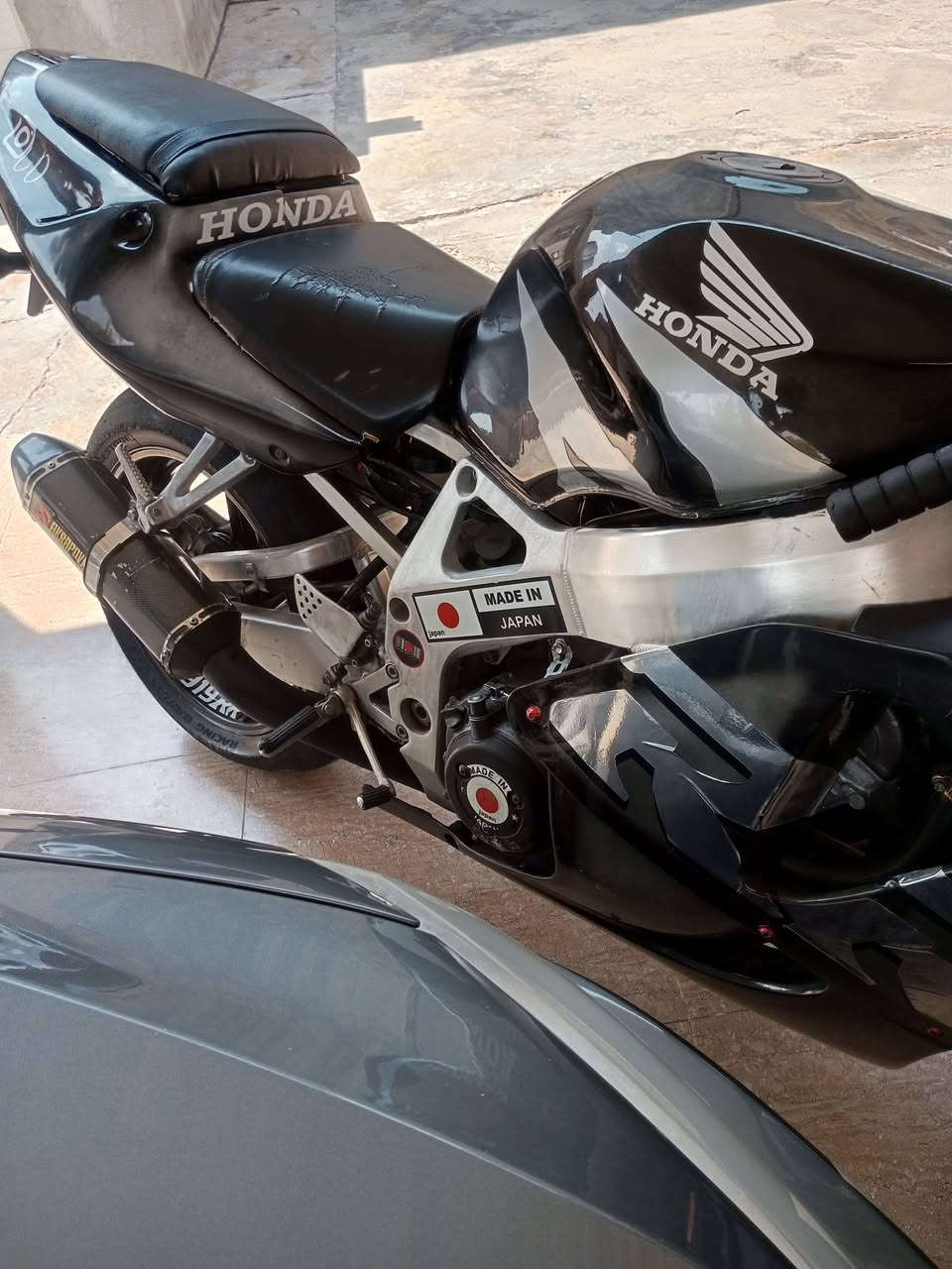 سلام عليكم للبيع هوندا CBR919RR موديل 1998 محرك مفتوح على ايد اسطه معروف كابتن دانا اول فتحه الها مبدل عين وحده بنسبة سايز 10 كابتن دانا ناشره بحسابه يعني تعتبر شبه مكفوله الدراجه نكرة سلف  السعر خاص او اتصال ***********
