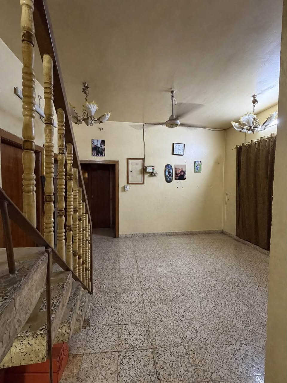الموقع :    بستان الحلو📍
                                                                                               
نـوع الـعـقار:   طابو زراعي مملوكه للدوله سند ٢٥

مقاطعه ٦ /٣٨

الـمـسـاحـة:    ٣٠٠م البيت ركن 

#الـطـابــق #الارضـي 

غرفه واحده واستقبال ومطبخ وهول ومجمع صحي وكراج سياره و حديقه ومخزن خلف البيت 
#الـــطـابـق #الـــثـانـي 

٣ غرف نــوم  -هول_مجمع صحيات
البيت له مخرجين على شارعين 

  
✨——————————-   ✨                

سعر المتر ٢٢٥٠
📍_____#لــــــــــــلاستفسار -
***********
