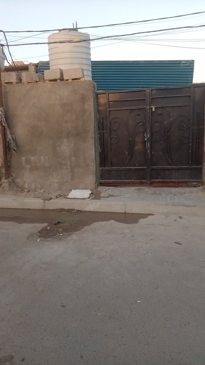 دار البيع في حي النصر الثنيه مسحته ميه وربعين تقريب تبليط مجراري مي كهرباء ريده اربعه وعشرين ***********
