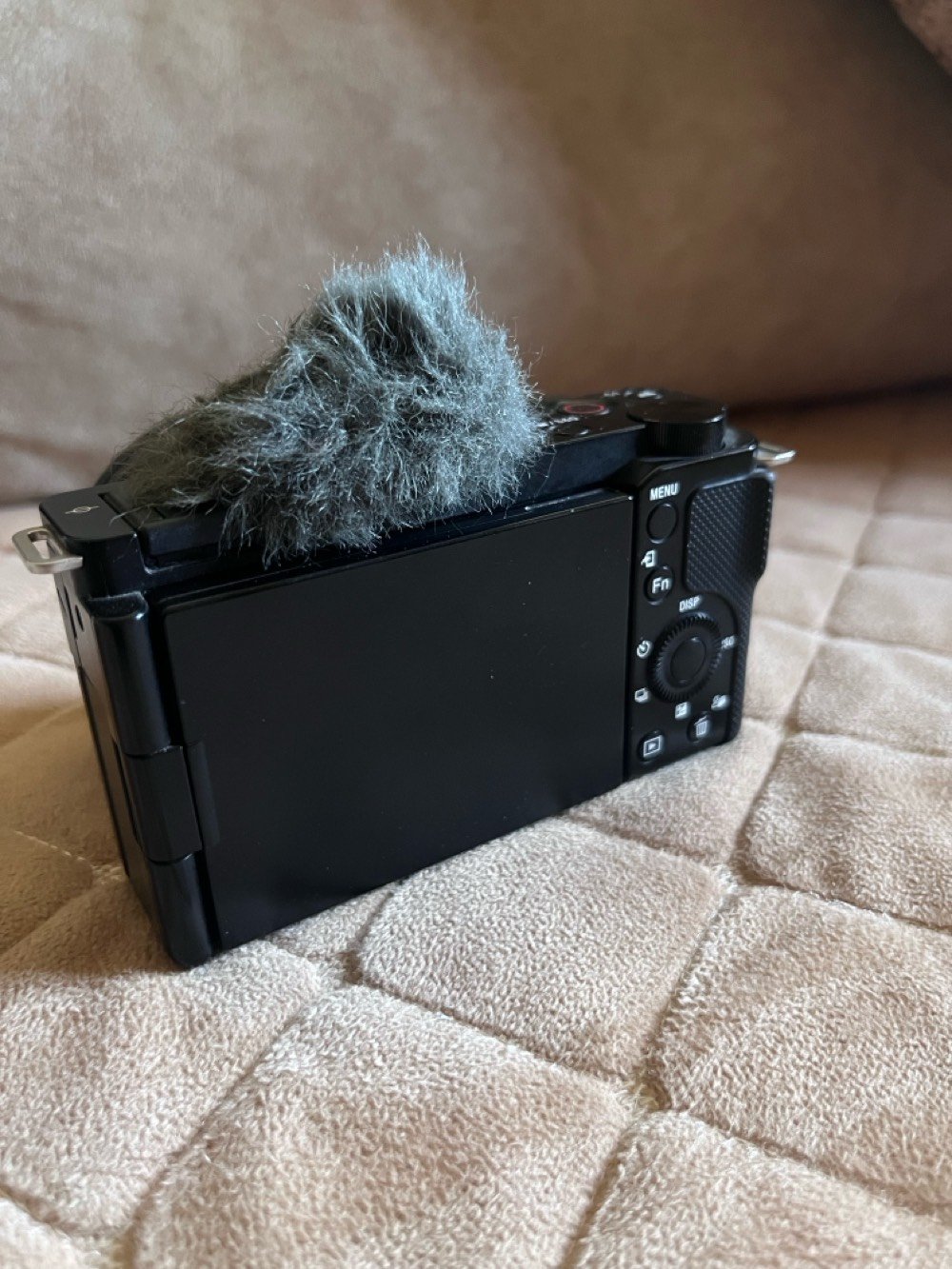 للبيع — كاميرا Sony ZV-E10

🎥 Sony ZV-E10
حالة ممتازة ونظيفة جدًا ✨

المواصفات:

* 📷 24.2MP APS-C
* 🎬 تصوير 4K
* 🎞️ 4K 30fps
* ⚡ Autofocus سريع ودقيق
* 🔄 شاشة متحركة
* 🎙️ مدخل مايكروفون
* 📡 Wi-Fi + Bluetooth

الملحقات عدستها اصليه حزام الكامره علبة الكامره 3 بطاريات وشاحنه 
شترها 25 واي ضرر مابيها مكفوله فوله  
سبب البيع تطوير معدات
محافظتي بابل  
بيها مجال بسيط