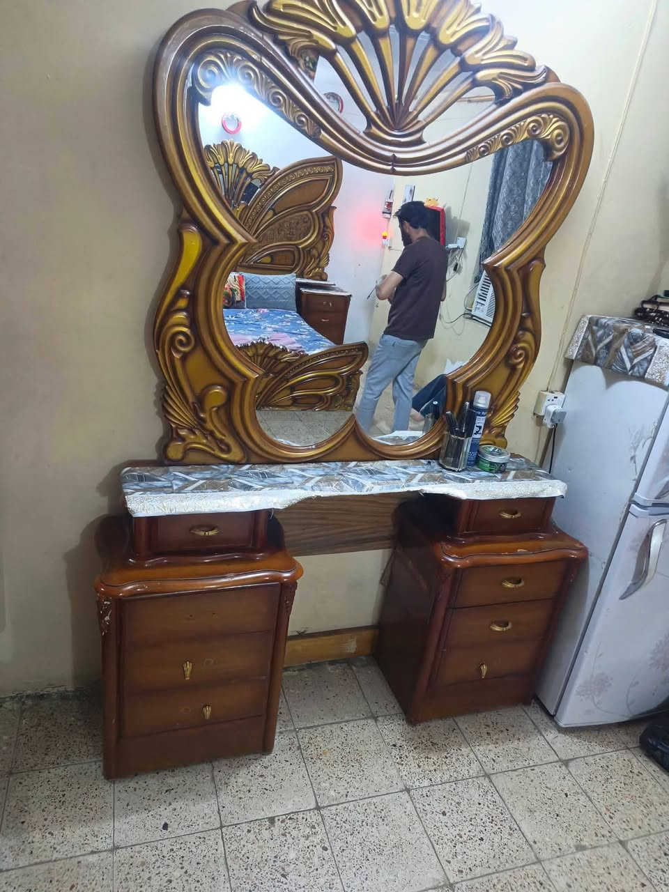 غرفه كامله للبيع من دون كنتور صاج سعره ١٢٥ عنوان مدينه الصدر فطاع٤٣ رقم الهاتف ***********
