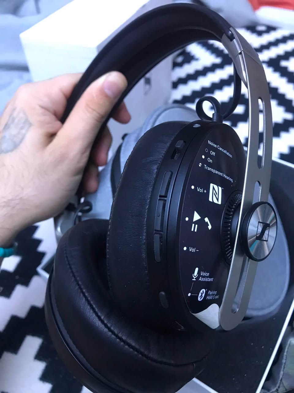 🎧 Sennheiser Momentum 3 Wireless الأصلي
سماعة فخمة من أفضل سماعات Sennheiser لعشاق جودة الصوت.

✅ تعمل مع تطبيق Sennheiser Smart Control
✅ عزل ضوضاء نشط ANC
✅ وضع الشفافية (Transparency Mode)
✅ صوت احترافي عالي الدقة مع دعم aptX Low Latency، aptX، AAC
✅ بلوتوث 5.0
✅ مايكروفونات للمكالمات بجودة ممتازة
✅ التحكم بالأزرار
✅ إمكانية تخصيص إعدادات الصوت من خلال التطبيق
✅ بطارية تدوم لغاية 17 ساعة مع تشغيل الـ ANC
✅ تدعم الشحن السريع عبر USB-C
  ((جديدة غير مستخدمه شرط الشغل))

      سعر 225 الف

📍 توصيل متوفر لكل المحافظات 5000

***********
