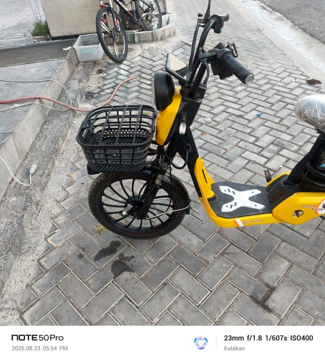 لبيع حجم 20نظيف استخدام قليل شبه الجديد ماشي 1060كيلو بطاريات ممتازات ***********
