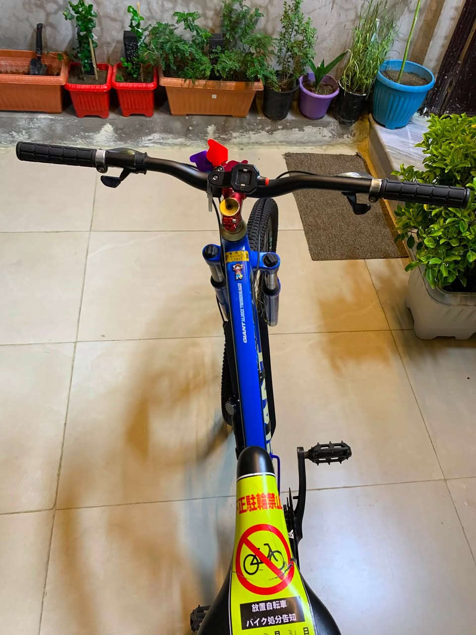 🚲 للبيع: بايسكل جبلي جاينت (GIANT) أصلي - بحالة ممتازة🟦

جبلي (Mountain Bike) هاردتيل.⛰️

 (الفريم): ألمنيوم خفيف جداً وقوي (Aluxx Aluminum)، تصميم هيدروليكي مريح للمسافات الطويلة.✅

(الإطارات): تايرات أصلية ماركة Maxxis (ماكسس)✅

ويلات ألمنيوم دبل وول ديسك (Giant GX28)، قوية وتتحمل الصدمات.✅

منظومة سرعات متعددة (شفترات شيمانو) مع دنديل ثلاثي أمامي يوفر سلاسة تالية🟥

(المساعد الأمامي): مساعد أمامي (Fork) يمتص الصدمات بشكل ممتاز، يمنحك راحة كاملة بالمطبات🟦

حجم(27.5)

سعر300 الف

العنوان بغداد مدينة الصدر
للتواصل ***********
