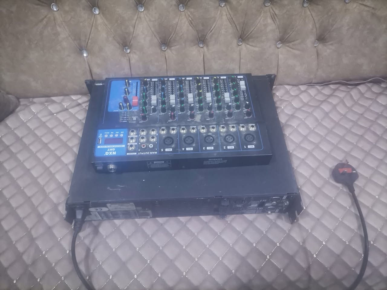 البيع سماعات اربعه يطالي وربعه هندي سماعات نضيفات. وجهاز وباور اخو جديد. سيبايات البيع وشراي يخابر  بخدمته ***********//***********. الكوت حي الجهاد
