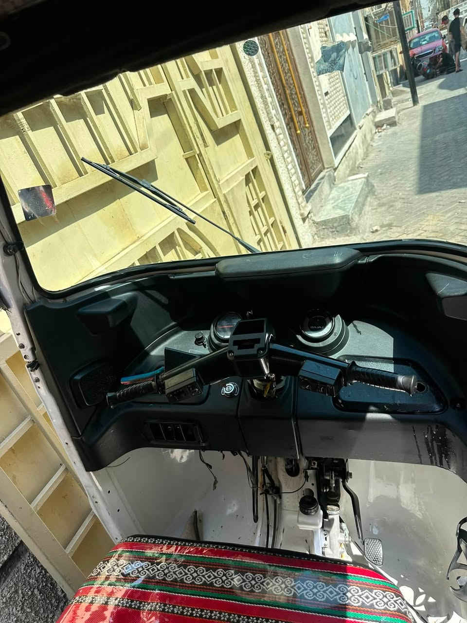 السلام عليكم
موديل 2021 شهر 11 
بسمي تحويل مباشر هزه جديده 
التكتك جاهزه عليها ادامه كامله 
بيها ضربه ع كد شبر بلغد وراجعه بلادي 
ولدوس خياسات مااا معمرات 
المحرك بوشه وبستم 
ولباقي كله مكفول 
مكاني بغداد مدينه الصدر 
7700 وبيها مجال 
رقمي ***********
