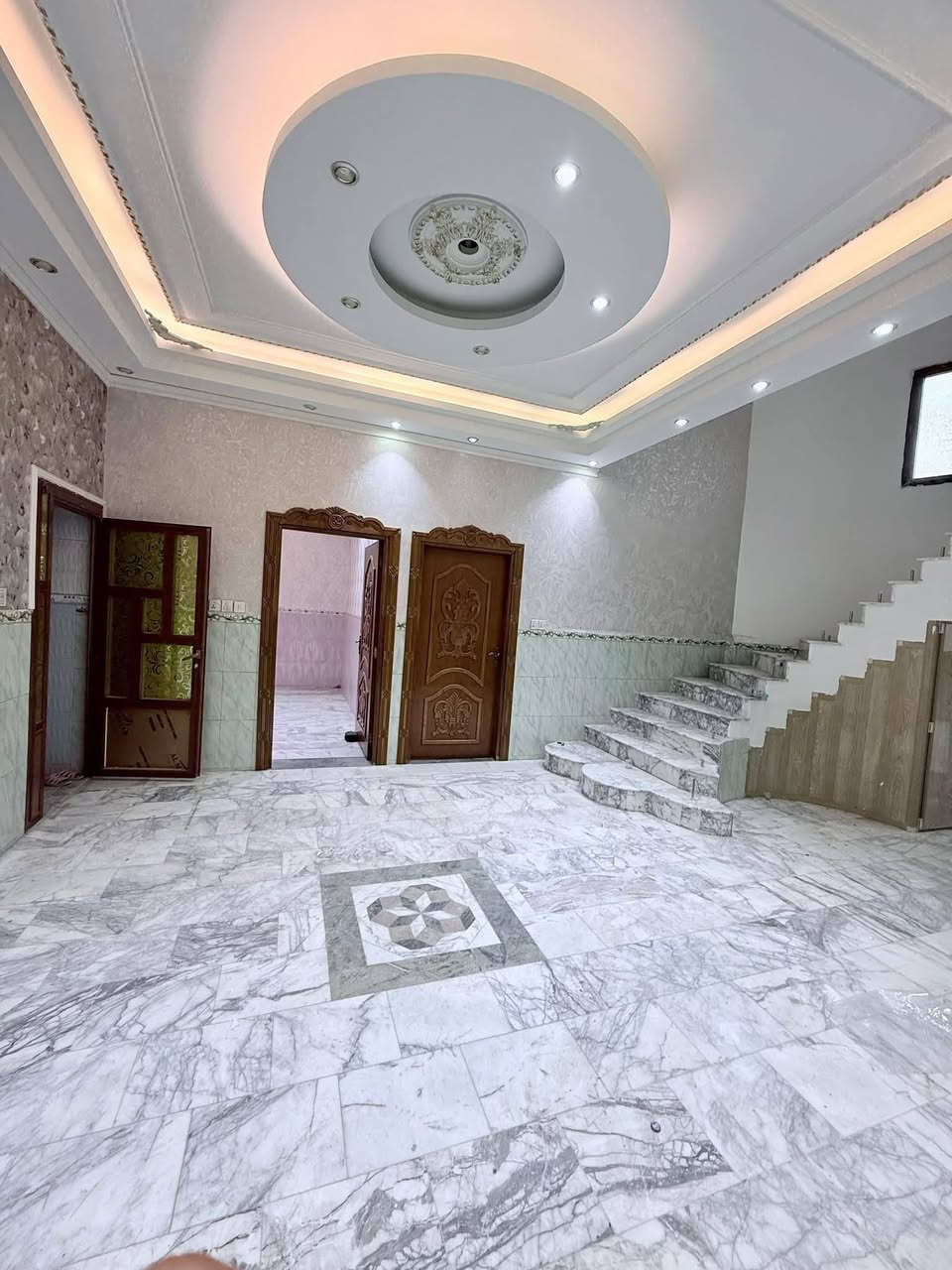 بيت للبيع بمساحة ٢٠٠ متر قرب حسينية البقيع (شارع إسماعيل) يبعد عن الشارع العام ٢٠٠ متر و على شارع مقرنص ٨ متر.
البيت مكون من ثلاث طوابق.
الطابق الأول يحتوي على استقبال و غرفتين نوم واحدة منهم فيها حمام و مطبخ حار و بارد و هول واسع.
و الثاني فيه ٤ غرف نوم، و الثالث فيه غرفة نوم واحدة.
الأرضية و الدرج مرمر.
طابو ملك صرف زراعي عراقي مكاتبة و وكالة و نسخة من الطابو. 
السعر ١٩٥مليون و قابل للتفاوض.
***********

