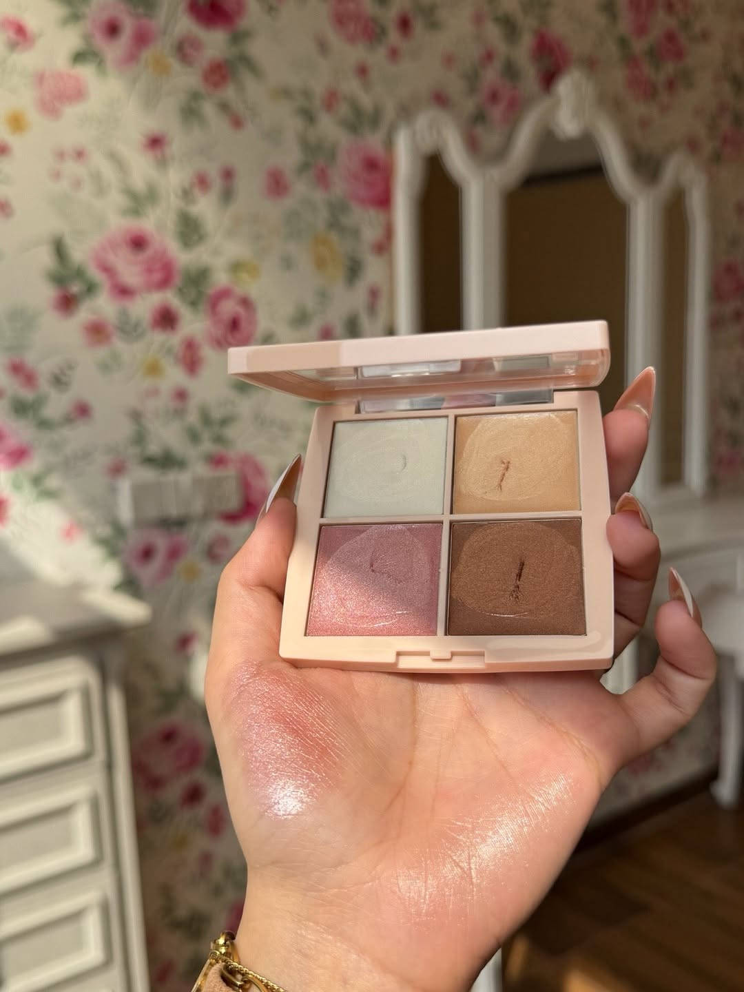 Neverti Face lllusion Palette |هايلايتر باليت نفرتي -
- قوامه مائي خفيف مو كريمي سميك
- لمعته مائيه ناعمه على الوجه ، الكلتر بي مو واضح
- ينطيكم افكت اللمعه المائيه كلش
- بي 4 الوان الابيض والذهبي والوردي والبرونزي تكدرون تستخدموهن كبلشر او ظلال للعيون كلش حلوات
- بالنسبه الثباته مو احسن شي ، يعني يحتاج تجديد او استخدموا مثبت مكياج ويا
- مكوناته تحتوي عل %72 من مواد الترطيب والعنايه بالبشرة

نص مكتوب في الصور:
- باليت هايلايت نفرتي ✨
- اذا تردين اضاءه مائيه وصلي 💖
- لمعته مائيه ، وتركيبته تحتوي على مواد عناية وترطيب 🫧
- يحتاج مثبت مكياج لان مو كلش ثابت 🍧
- شوفي قوامه مائي خفيف مو كريمي💧💦