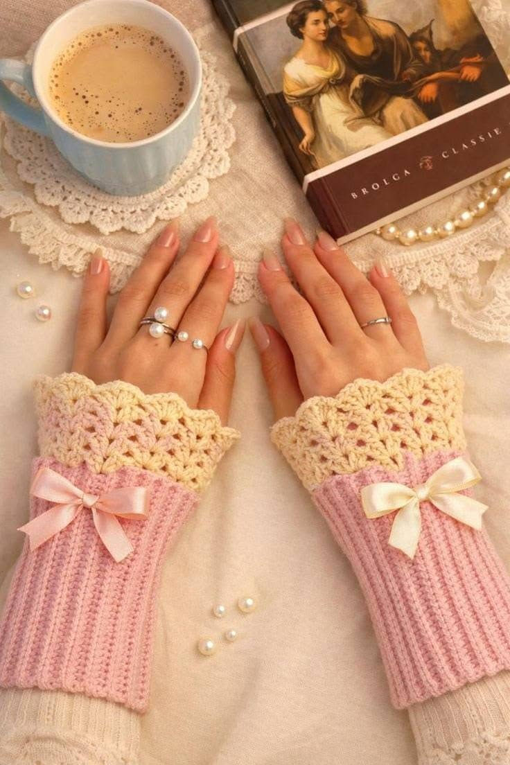 🧶✨ كفوف كروشيه ناعمة وأنيقة ✨🧶

للبنات والشابات 💕
تصميم أنيق ودافئ، ومناسب للشتاء ❄️🤍
ومزينة بتفاصيل الدانتيل والفيونكة 🎀

🧤 حياكة يدوية وبذوق حسب الطلب
🎨 ممكن تنفيذها بألوان مختلفة حسب رغبتچ
💌 للطلب والاستفسار راسلونا خاص

لا تفوتچ هالقطعة الحلوة، اختاري لونچ واطلبيها من هسه 🤍🧶

📍 النجف الأشرف
