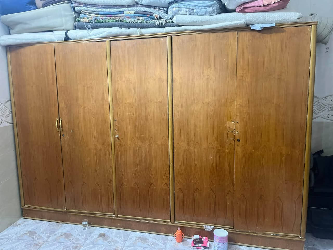 السلام عليكم
كنتور خمس بيبان يحتاجله بس شويه ترتيب صبغ ويدات بيبان فقط الكنتور قوي ونظيف من الداخل
للتواصل ***********
