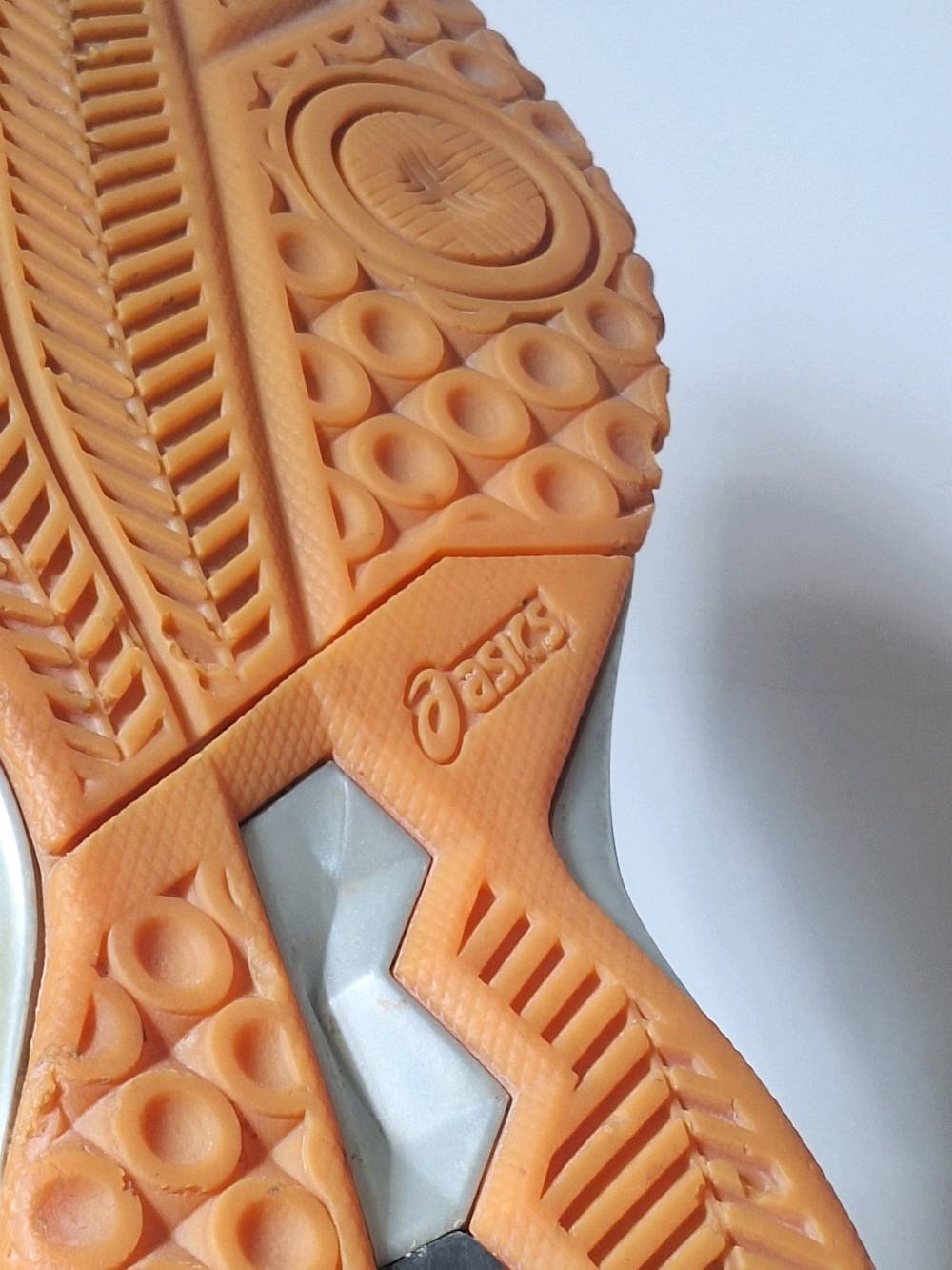 حذاء ASICS GEL-TASK 2 (1071A037) الأصلي

🔹 الموديل: ASICS GEL-TASK 2 (1071A037)
🔹 اللون: أسود / أحمر (Black / Classic Red)
🔹 سنة إصدار الموديل: 2019
🔹 المقاس: EU 46 / US 11.5 / 29 سم

الحالة:
✅ أصلي 100%
✅ مستعمل استعمالاً خفيفاً جداً
✅ الحالة ممتازة (8.5–9/10)
✅ النعل بحالة ممتازة مع تآكل بسيط جداً في الكعب
✅ الجزء العلوي نظيف وخالٍ من التمزقات أو التشققات
✅ تم تنظيف الحذاء وتعقيمه وإزالة الروائح
✅ يأتي مع الرباط الأصلي

المميزات:
✔ تقنية ASICS GEL لامتصاص الصدمات وتوفير راحة أثناء الحركة.
✔ ثبات ممتاز للحركات الجانبية، مناسب للرياضات داخل الصالات.
✔ نعل مطاطي عالي التماسك ومقاوم للانزلاق.
✔ خامات متينة مع تهوية جيدة وراحة عالية.
✔ مناسب للكرة الطائرة، الريشة، وكرة اليد، ويمكن استخدامه للمشي اليومي أيضاً.


💰 السعر: 70,000 دينار عراقي ( شامل التوصيل )