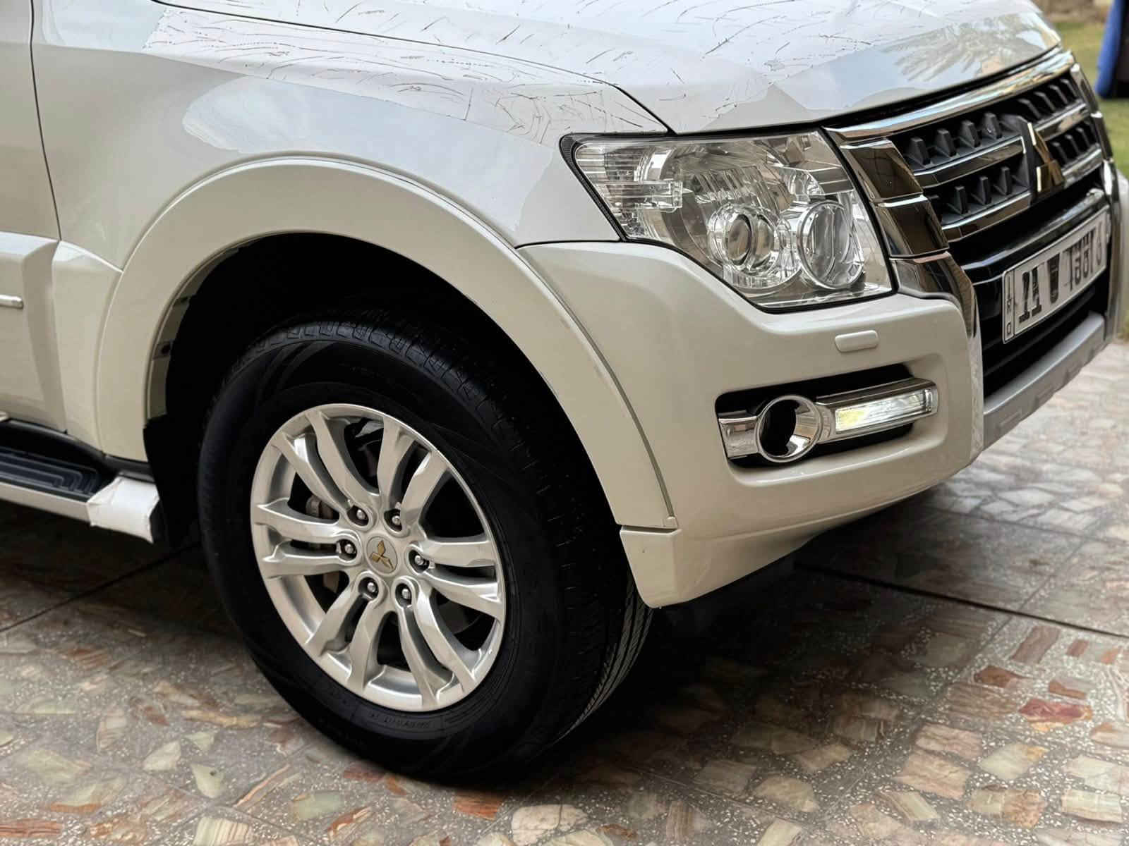 السلام عليكم
باجيرو 2020  رقم بغداد بسمي هزة وسنوية 2031
ماشية 64 الف كيلو 
حبتور فول 
مواصفات 
________________
السيارة كلش جديدة مكفولة صبغ بارد بعدها بغراض الشركة سبير وعدة ممستعمل
علامات ذهبية 
دمام خلفي
فتحة سقف
كشنات راس الارنب
كشنات جلد وكهرباء
داير ايرباك
داخل صاج 
فول تحكم ستيرن
ويل حجم 18 
مكينه 6 سلندر 3800
شاشة كبيرة
حساس خلفي 
كامرة اصلية
بلوتوث
اشارة بالمري
كشنات 7 راكب
تبريد منفصل 3 قطع
لايتات زنون
زراك لايت
لد نهاري 
مري شفط 
ثلاجة
مكفولة صبغ بارد
مكاني بغداد 
ملاحظة الفابلون كله رفعته حالياً
***********
