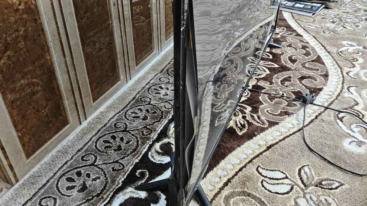 شاشه نت حجمها 55بوصه 
مكسوره عطلها فقد تبديل شاشه 
للتواصل واتساب ***********
