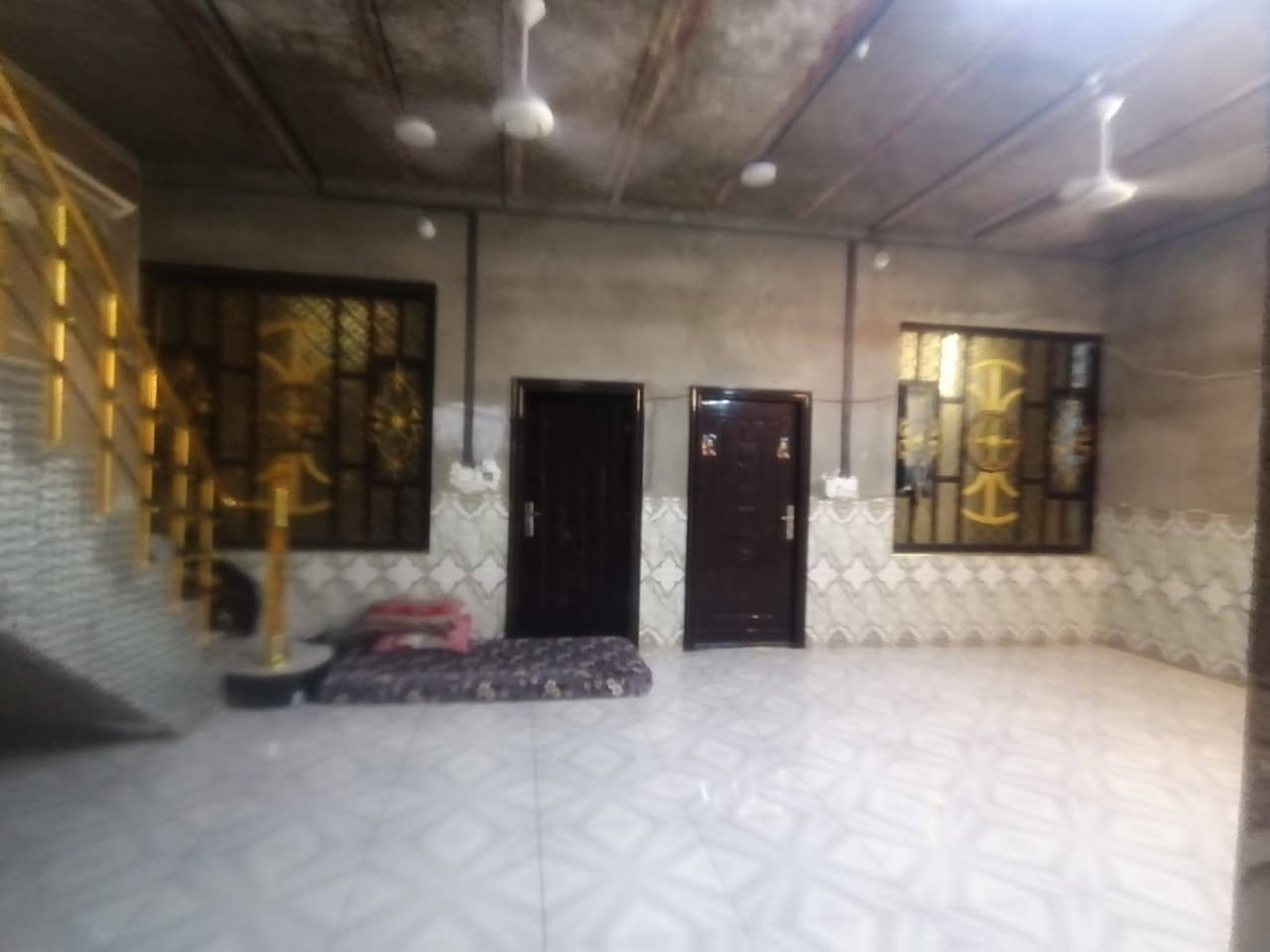 سلام عليكم بيت للبيع في الكوام الغربي مساحته ١٨٠ متر متكون من ٢ غرف وصاله كبيره ومطبخ واستقبال ٤*9
