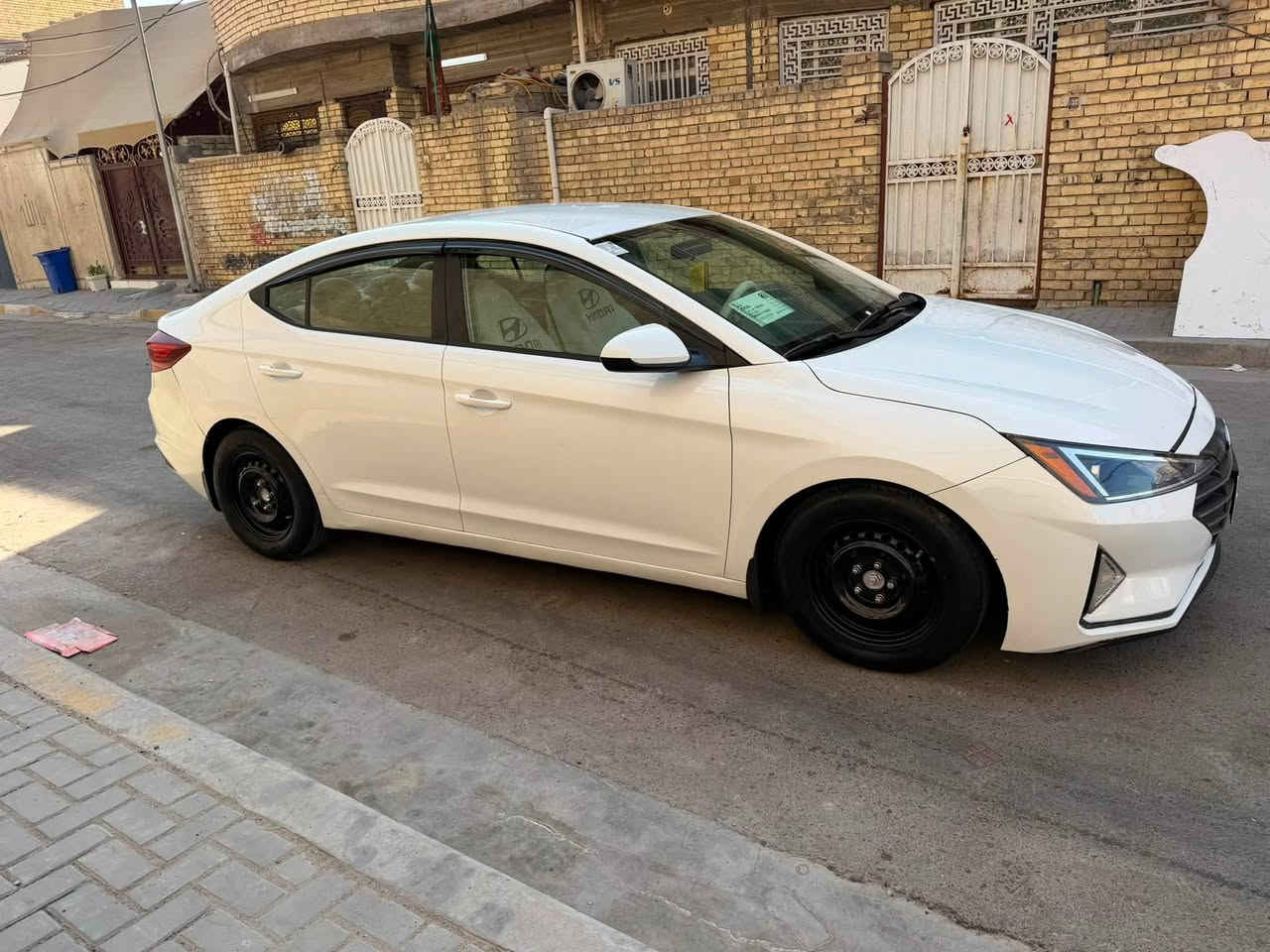 سلام عليكم
عارض سياره للبيع انتره موديل ٢٠١٩حادثها جاملغ خلفي وقبق الجنطه سياره نص فول محرك ٢٠٠٠دوش تخم تاير حداديه جديد ماشيه ٩٠فقط أي ضربه بعد مابيها بس هاي ظربتها تبريد شغال
العنوان بغداد 
الرقم ***********
