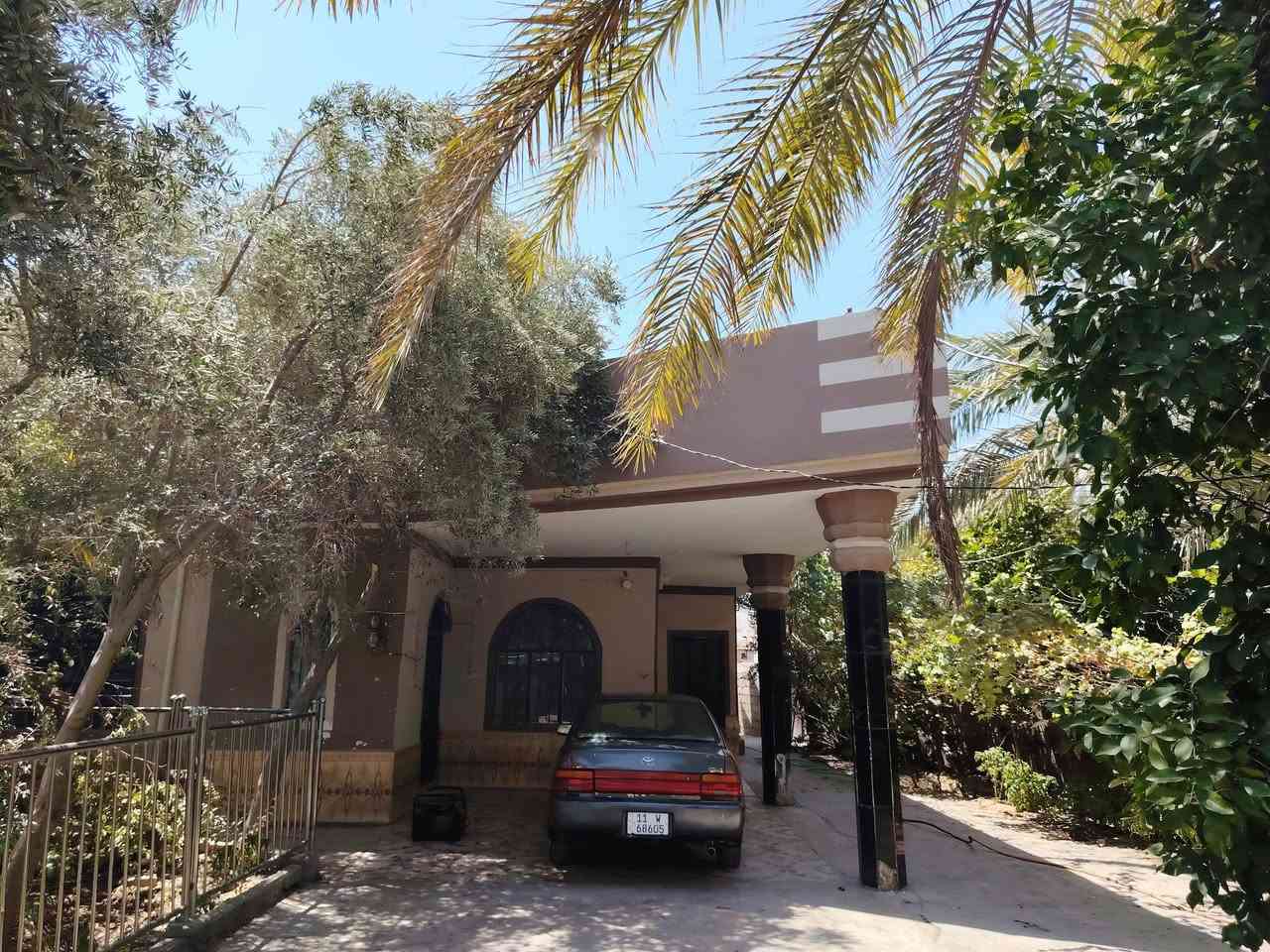 سلام عليكم ناحيه العباره قريه حد الأخضر شارع جامع خدامات مجاري وشارع صب خدمات كامله  يرهم مراوس هم عادي 
زراعي المساحه 800 متر 
يحتوي ع غرفتين صاله مطبخ حمام داخلي
هول واستقبال وكليدور
ويحتوي ع حديقه اماميه 2 وحده خلفيه 
الاستفسار 
***********
