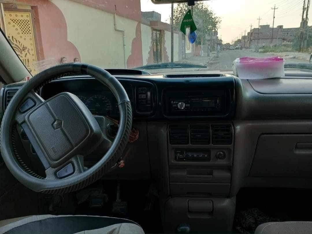 السلام عليكم سياره دوج كلايزر موديل 1994 كير و مكينه بالشرط مكينه بلاديه 2500 اربع بستم كير عادي سياره كشرها نضيف كلش و داخلها هم كلش نضيف بس حداديه يرادلها 
رايدها ب 38 وبيها مجال بصيط حك الجيه
رقم تلفون ***********
               ***********
