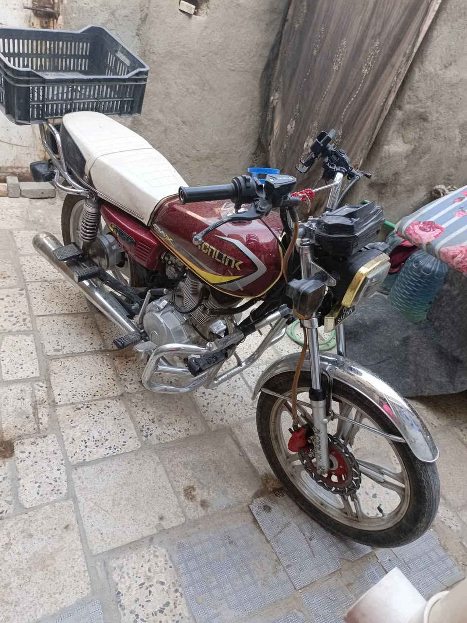 السلام عليكم دراجه سونك ايراني موديل 24 مكفوله برقي ما مفتوح بيه نكره سلف وهندر نضيفه مال بيت وياه 4اشاير جديد ما مشدودات من غير الي بيه كهربائيات كلهه شغاله دشبول شغال كلهه نمر عداد بانزين كلشي شغال اوراقه موجوده مكفوله عشائر وقانون تاخذه من البيت نقصه قمجي كيلو متر سعره 650وبيه مجال حك جيه مكاني بغداد شارع السجه مدخل النزيزه ملاحضه جبنات دبل الامامي شويه يذن دهن وجايب اله جبنات جدد بس ما فارغ الهن بغداد, العراق
