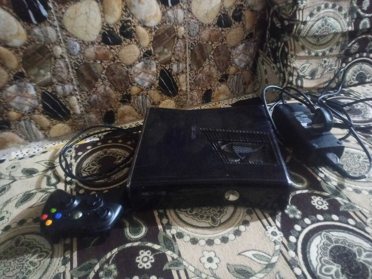 اكس بوكس 360 كامل ملحقات بس ما بي هارد  غراضه كامله ويا يده اصلية ام الباتري مو الواير
XBOX 360 
مكاني بصرة حيانيه اول لاين 
السعر 80
***********
اكس بوكس 360 كامل ملحقات بس ما بي هارد  غراضه كامله ويا يده اصلية ام الباتري مو الواير

