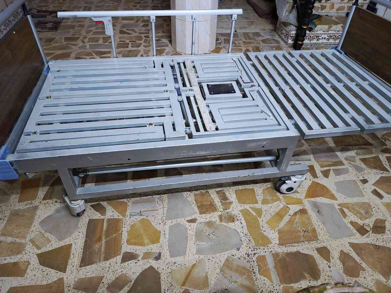 سلام عليكم سرير مريض للبيع جديد استخدام قليل كل تفاصيله تشتعل الضهر والرجل وصفاحيات تشتغل يعني كامل السعر 300 وبي مجال    التواصل الاتصال على الرقم ***********
