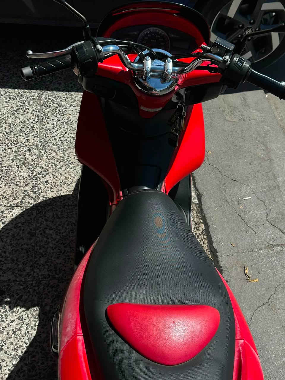 السلام عليكم.  pcx الجيل الاول ياباني مرقم مكينه بلاد خير من الله وشرط الفحص الدراجه باسمي تحويل ثاني يوم زوج تايرات جديده وبيها منظومه زنون قويه حيل بس الدراجه بيها شويه جراد باللون اول مااخذتها كهربائيات كله بلاد وشغال 
السعر27 وبيها مجال بسيط حك الجيه
الرقم للتواصل ***********
العنوان الغزاليه
