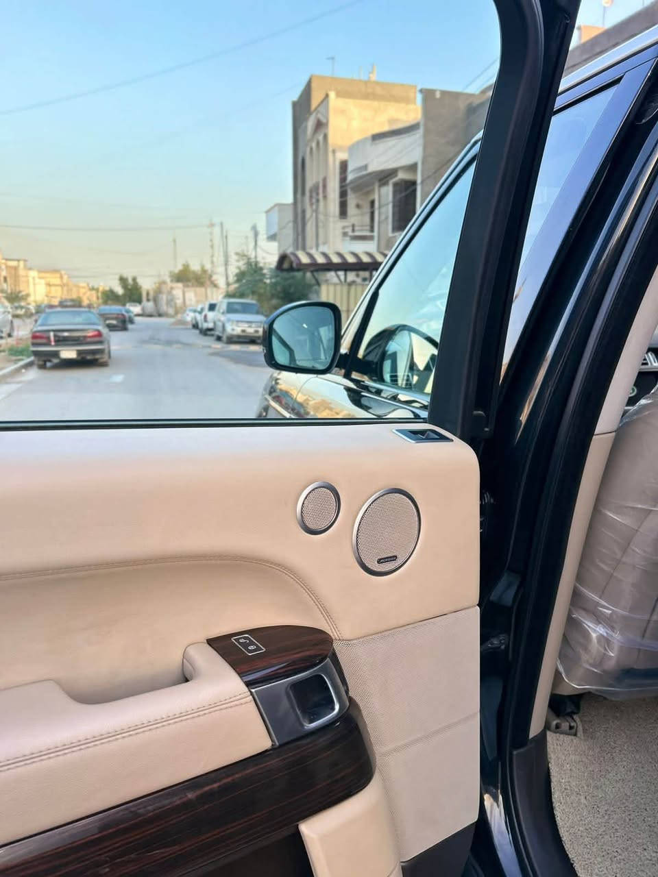 Range Rover
بيع او مراوس  تاهو او يوكن

 رانج روفر خليجي
 ((  2017  ))
 

محرك V6 
السيارة وكالة سردار 
مكفوله كفالة عامة 
ماشيه 81

داخل لون بيجي  

المواصفات 

🛑  بصمه + بصمه أبواب 
🛑 بانوراما + اشاير بالمري 
🛑 رادار + داتا شو + تحديد مسار
🛑 صندوق كهربائي + شفط
🛑 انظمة قيادة متعدد
🛑 كشنات كهرباء + تبريد + تدفئة 
بيه مواصفات هواي مايحتاج
 اذكرها مواصفاته معروفه 

 السيارة فول مواصفات 

السعر:- 350 

مكان السيارة بغداد  
حي الحسين ( مجمع الروان السكني )

  
للأستفسار
***********

@الجميع
