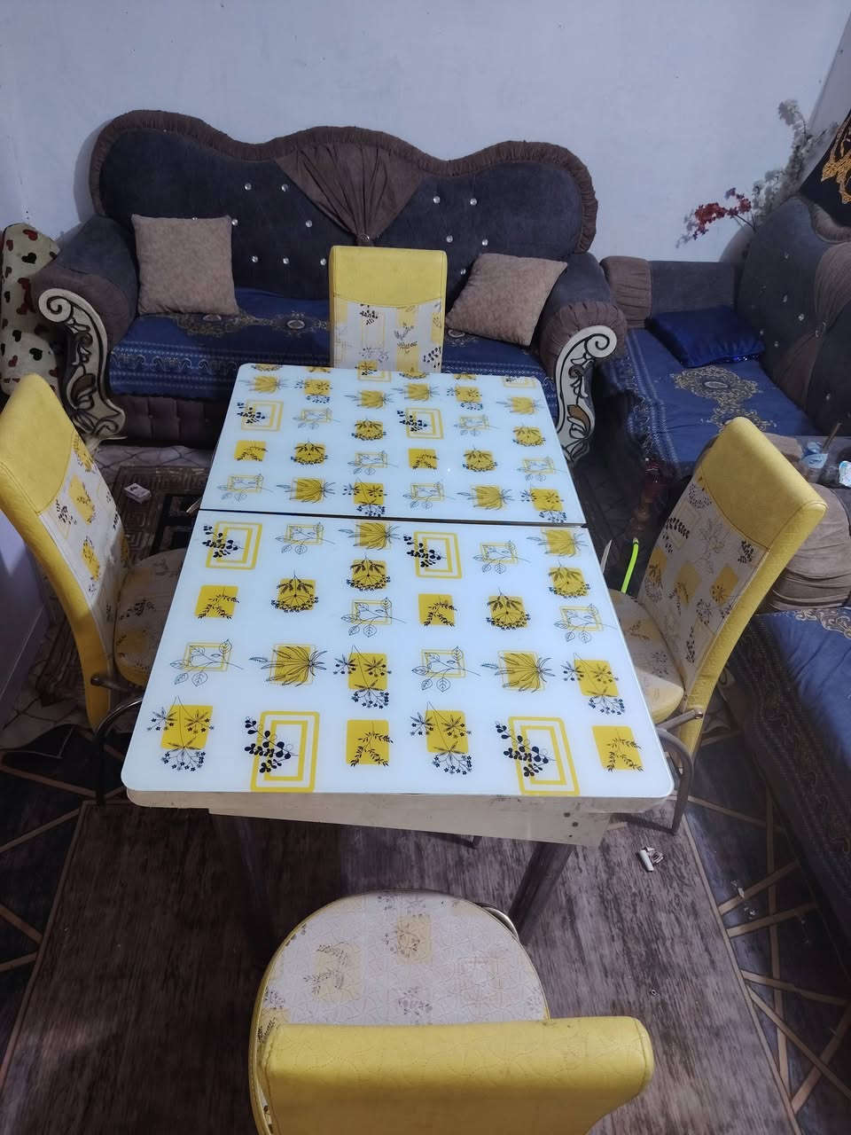 ميز طعام سلايت وياه ٤ كراسي نضيف مستعجل على بيعته قيم واخذه مكاني نجف رقمي ***********

