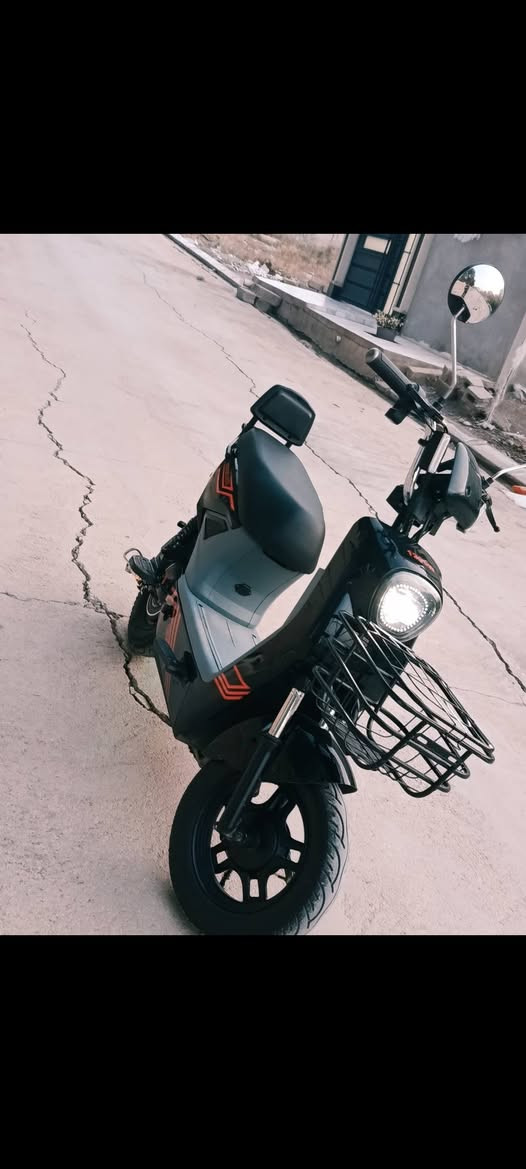 السلام عليكم🛑🛑للبيع دراجة شحن korya mr
 حجم 16 
المواصفات:🛵⚡
 1- تاير حجم 300/10 🛞✅
2- ملف 1200وات ⚡
3- بريك بنص 💯بنضام ABS(مانع انزلاق ) 
4-دبلات امامي خلفي 💯 
5- البطاريات ⚡اربع4 اخو الجديد 💯
6- يمشيك من 35-40 كيلو 🛣️
7- سرعة 85 🔥✈️حقيقي 45 💯 
8- لايت زينون 🔆اشاير ➡️⬅️ مع دبل اشارة🔺+هورن + 4 سرع (نمرات)💯
9-شاشة ديجيتال 🖥️قرائة آي اعطال 
10- مثبت سرعة 💯🔥
11- صندوق تخزين واسع + سلة امامية 🗑️💯
12- ستاند تلفون 📱مع منفذ Usp🔌
13-بلوتوث صوت عالي ◀️🎵
14- سويچ عدد 2🔑+ بصمة عدد 2🔸+ كارت nfc عدد2💯+ شاحنة اصلية 🔋
15- تشغيل عن بعد ⚡+ انذار سرقة 💯 
السعر :  325 الف 💵🟦🟦🟦🟦🟦🟦 🟦 
العنوان 📍موصل حي التعليم العالي 
رقم هاتف اسيا☎️📞 : ***********
