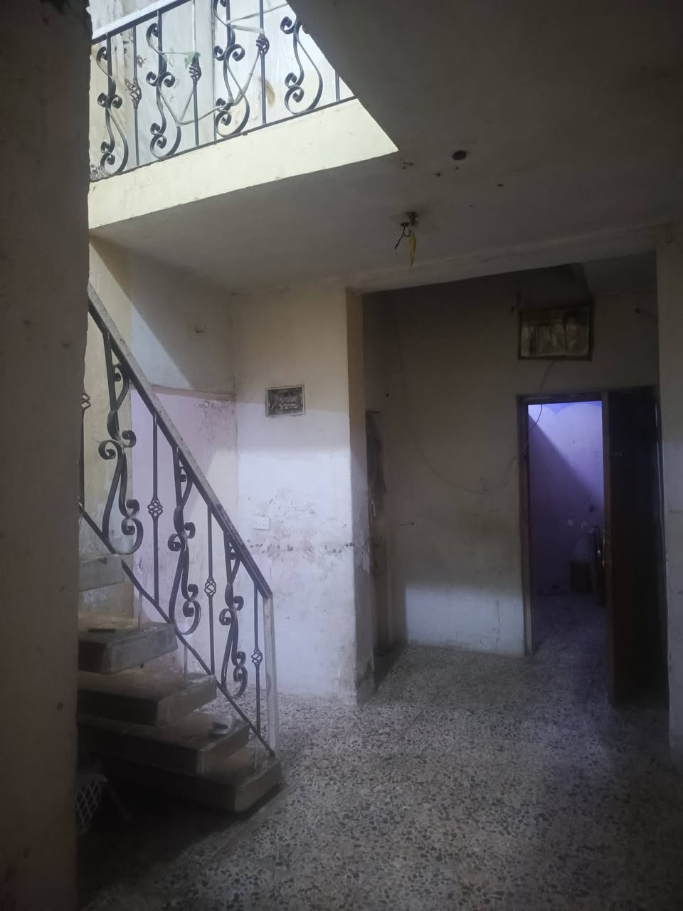 بيت للبيع مساحه 150 متر مربع وع شارع عشرين وكبالك ساحه مسيجه سكلات ال11بضهر حسينيه الزهراء ..ع.. الساحه إلبيها مدارس البيت كباله..3غرف نوم 2جوه وحده فوك...وغرفه بابه ع سطح مكامله نقص سكف وبياض ...يحتاج ترتيبات صبغ وشغلات نواعم ..سعر 90بي مجال لشراي ...يرهم مراوس..رقم ***********
