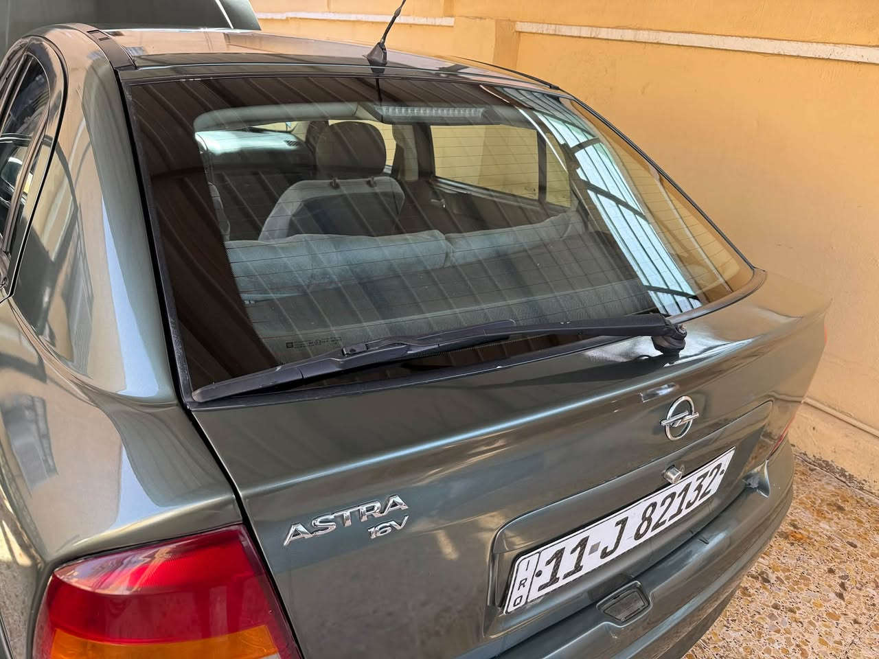 استرا 2002
صبغ عام  صور قبل الصبغ موجودة طختها جاملغ خلفي السيارة جاهزة من تبريد وتدفئة وكهربائيات
سعرها 50 ورقة بيها مجال محرك 16حاوية گير عادي

مكان السيارة الأنبار هيت***********
