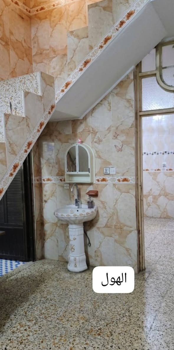 مشتمل ارضي طابق واحد  مساحته ١٠٠ متر طولاني. الكهرباء والماي على صاحب البيت زين القوس.
شارع المدارس. قرب جامع الحوراء.  جديد.
   اتصال ع الرقم او عبر الواتساب  ***********
مشتمل ارضي طابق واحد  مساحته ١٠٠ متر طولاني. الكهرباء والماي على صاحب البيت زين القوس.
