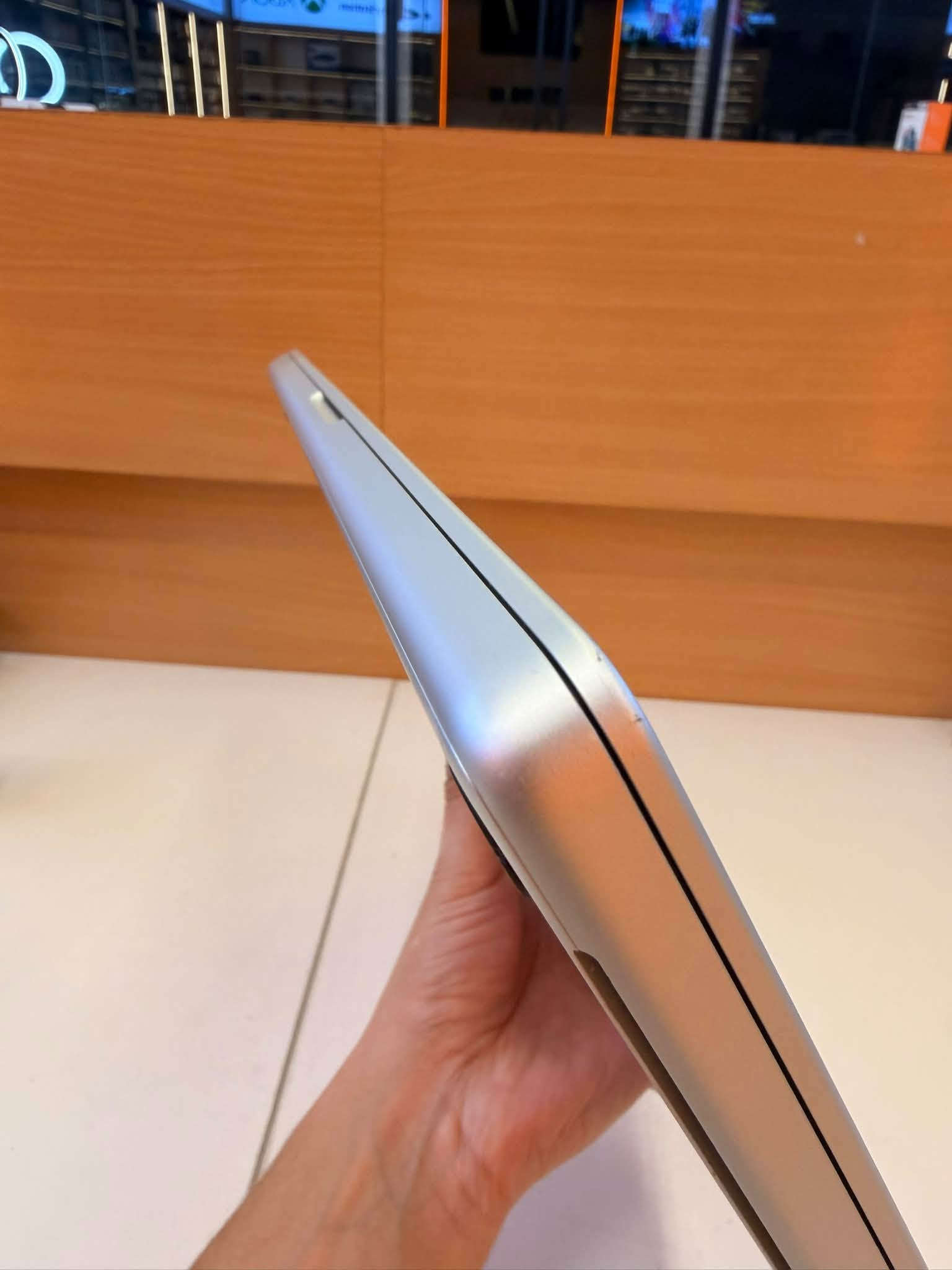 ماك بوك برو • M1 Pro • ١٦ انج