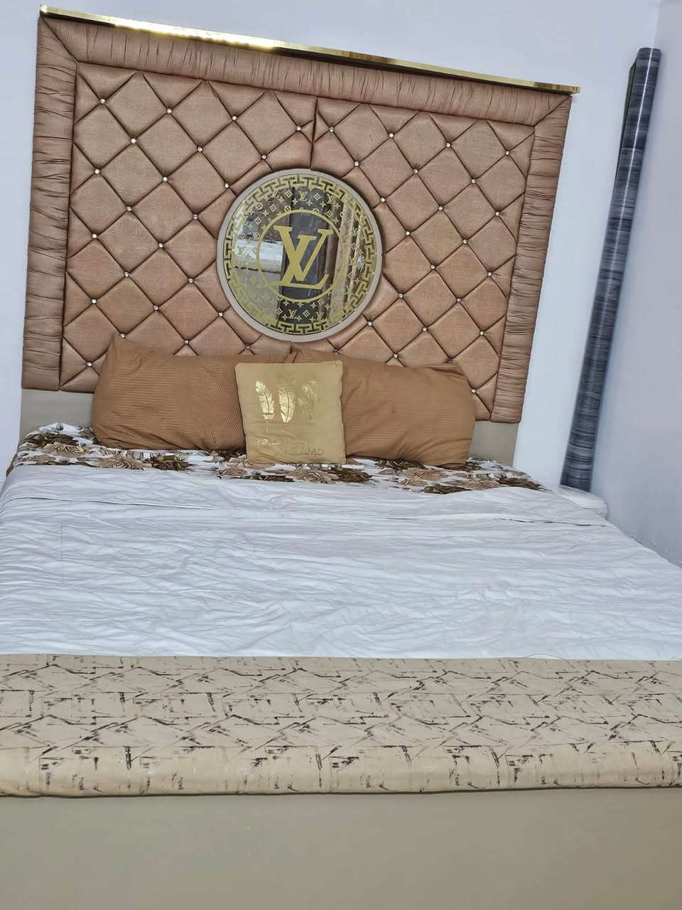 السلام عليكم ورحمة الله وبركاته 
غرفة نوع تركي متكونة من (9قطع)
مستخدمة ونظيفة ((اشتريناها سابقاً ب2500 مليونين ونص))
سعرها الحالي (مليون وبيها مجال) واكو وياها ميزين ملحقات مع الجرباية ضاميهن لين المكان مايكفي 
العنوان بغداد الشعلة 
رقم الهاتف ***********
