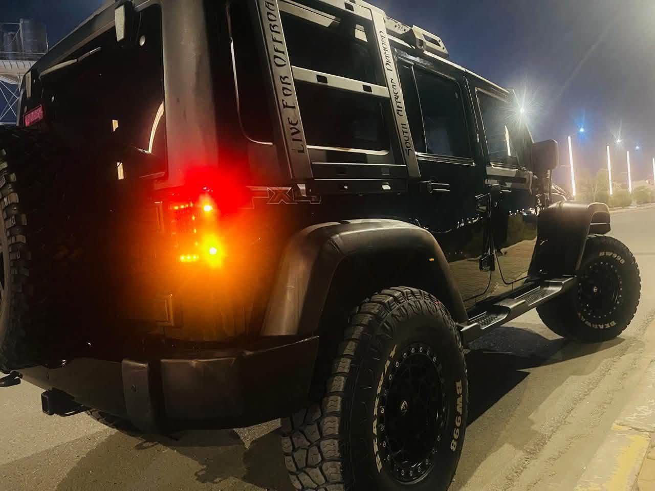 سلام عليكم 👋👋👋👋🏿
Jeep wrangler UNLIMITE SPORT ⛰️ 4x4 2017
• ⛽ بنزين كامل
V6• 
• 
🛠️ الإضافات والتعديلات (بقيمة تزيد عن 8,000$)
الترفيـع والتعليـق (Rough Country):
• ترفيعة تعليق 2.5 إنش + رفعة بدي 1.25 إنش.
• دبل ستيرن مزدوج + تراك بار متغير.
تايرات 37
الإضاءة والكهربائيات:
• لايتات أمامية وبروجكترات ”بروجكترات جبال.
• إنارة شباك ملون + ليد سبير خلفي + 
• لوحة تحكم بالإنارة (AUX) وايرلس + جهاز تشغيل أمريكي.
الإضافات الخارجية والداخلية:
• وينج (Winch) قوة 6 طن + شوتة خارجية (Snorkel).
• دوسات جانبية كهربائية م + سقف تخيم  
• إنارة داخلية مع مخارج تبريد مميزة + 
• كاميرا أمامية مدمجة مع المرآة الداخلية+ حساسات أمامية وخلفية.
معدات التخييم والرحلات:
• سيباية سقف مع إنارة + 
• ميز سفرات مدمج بالصندوق الخلفي.
• أبواب صيفية إضافية مع القواعد الخاصة بها.
• إضافات وأكسسوارات متفرقة أخرى

حادث 
بدون بدون ايرباك‼️‼️‼️
ملاحظة كل القطع.  اصلية  
مكان بغداد / مجمع ايادي العدل 
السعر 205$ بيها مجال بسيط واتساب متوفر👍  ***********
