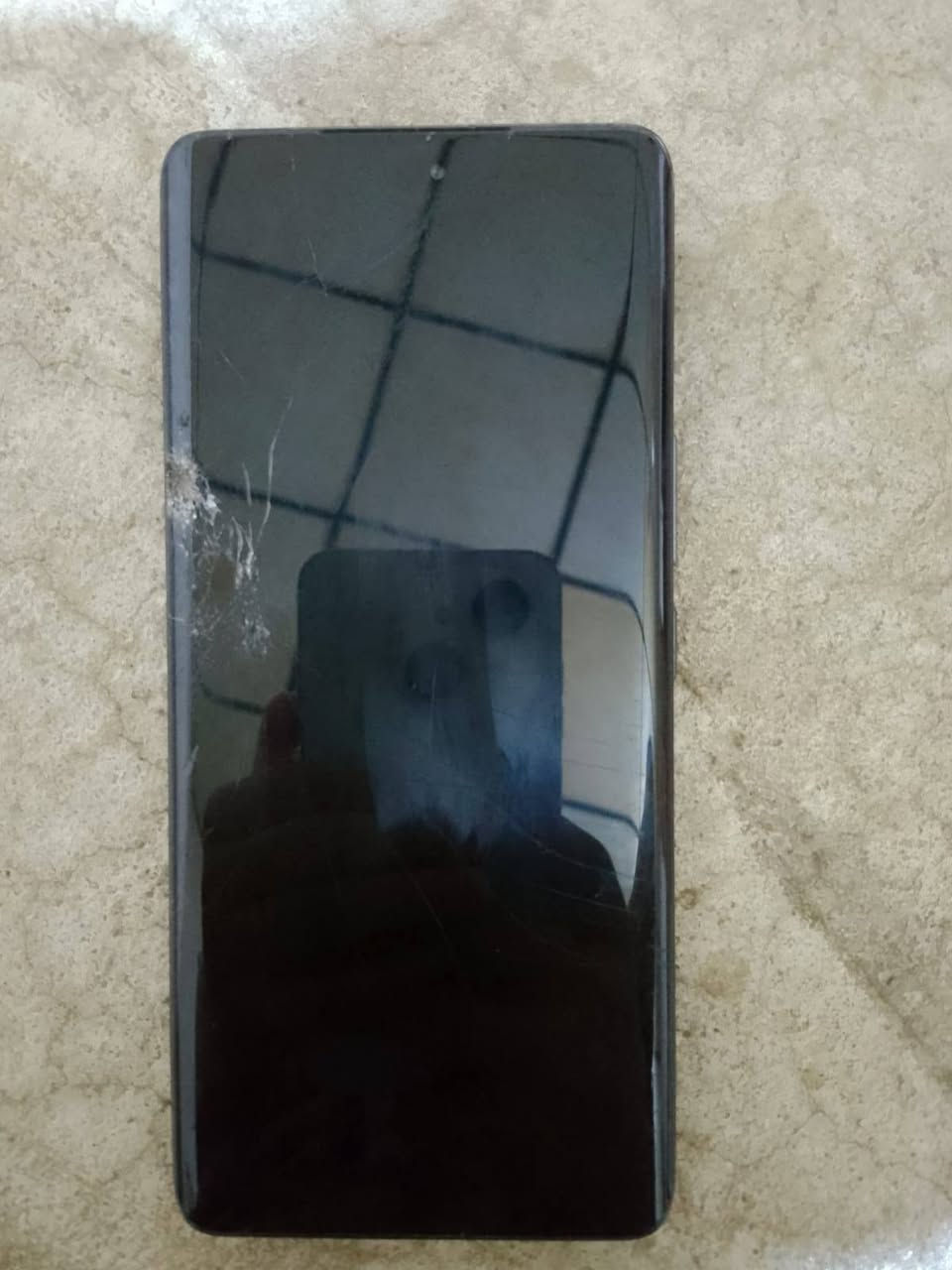 سلام عليكم مبايل هونر X9s للبيع 
 مابيه اي عيب بس فطر بل شاشه كما واضح بل صوره سعر300 الف وبي مجال للشراي كركوك حي النصر خاص او الاتصال على هذه الرقم ***********
