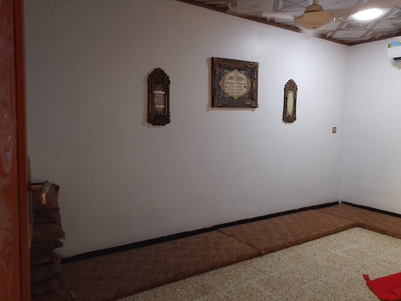 السلام عليكم بيت للبيع 100متر سند طابو طابقين حي الكرامه مقابل دكتورة مفاز سعر 75وقابل للتفاوض للاتصال***********
