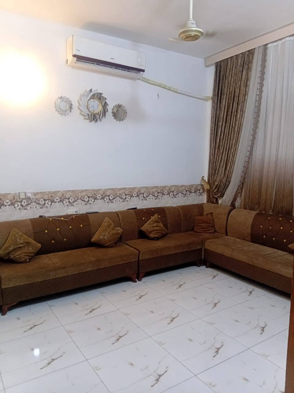 سلام عليكم بيت للبيع زراعي مساحه ٦٢ م ونص البيت نضيف مثل ماتشوفون كدامكم نضافه فول# رايده ب ٦٠ مليون  نهايته العنوان الشعب السده خلف حي المهندسين الجمعيات منطقه كامله الخدمات 
للاستفسار 
***********

