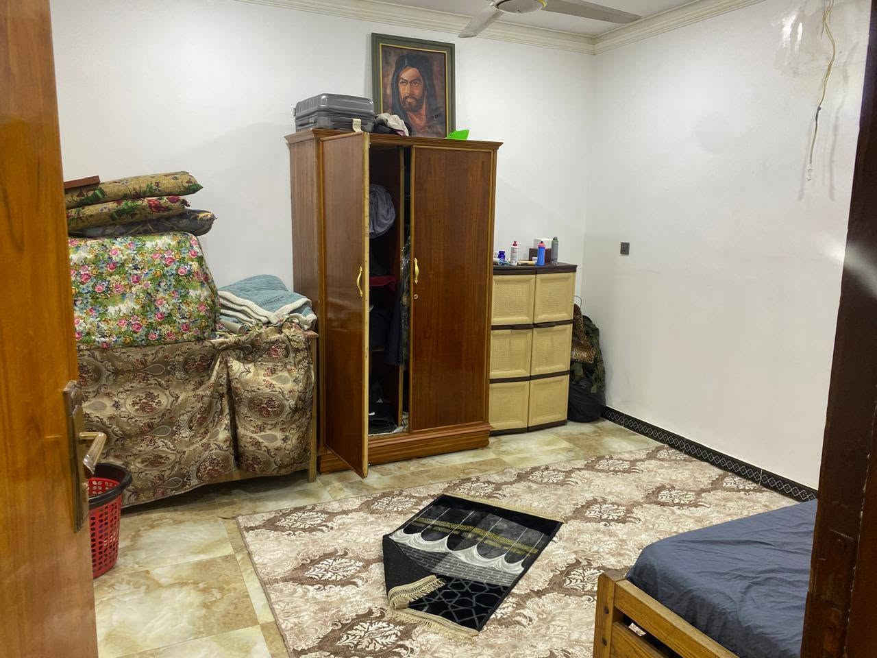 بيت للبيع في حي الجهاد (الأمانة) خلف جامع مديحة، مساحته 100 متر مربع (10 في 10) وبناء سنة 2015. يحتوي البيت على أربع غرف نوم (ثلاث منها مساحتها 4 في 4 وغرفة واحدة كبيرة مساحتها 5 في 6)، بالإضافة إلى صالة استقبال بمساحة 5 في 6 وهول داخلي بمساحة 4 في 4. كما يضم مطبخاً خارجي ومخزناً على السطح مشيدين بنظام السندويج بآنل، مع وجود ثلاثة حمامات ومناور عدد اثنين لضمان التهوية الممتازة، وتشجير بمساحة 60 متر. للاستفسار ومعرفة التفاصيل يرجى الاتصال حصراً على الرقم: ***********
