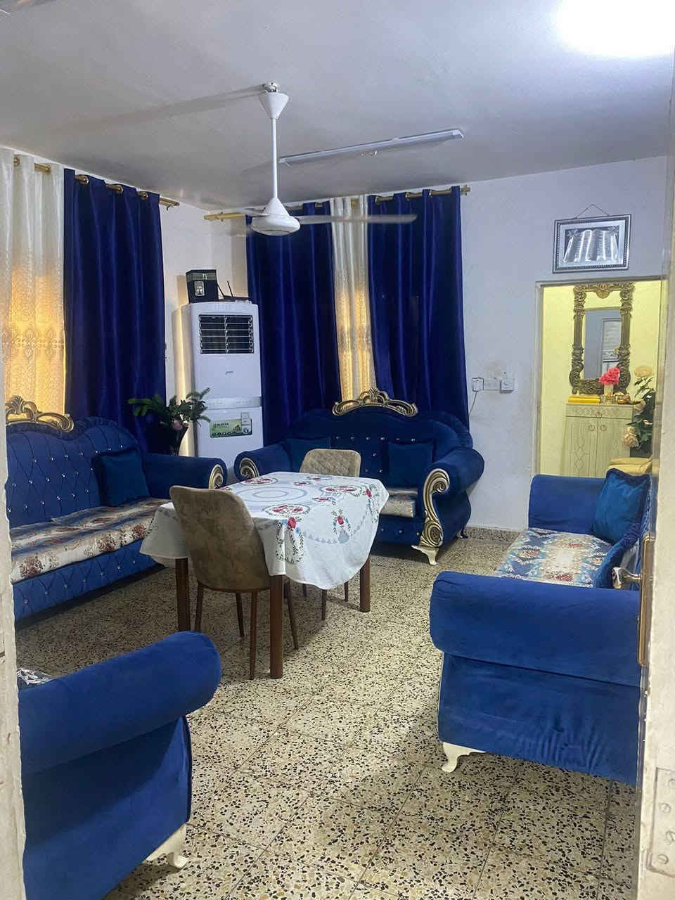 بيت الغزاليه للايجار مساحته125
يوجد فيه ثلاث غرف 
هول 
صاله 
حمامات عدد 2
مطبخ 
كراج سياره 
سعر الايجار650 وبي مجال 
للتواصل عبر ***********
