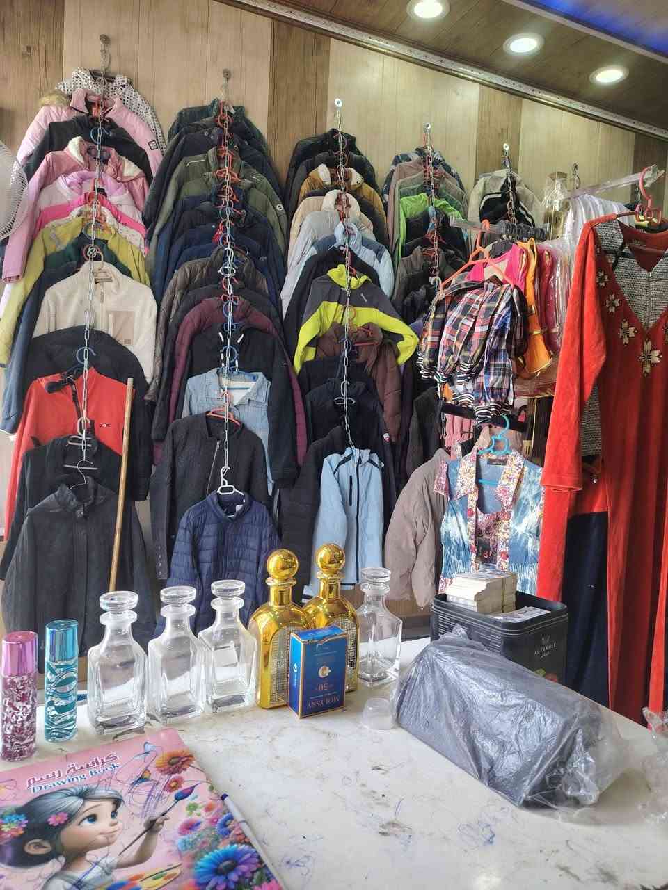 محل للبيع • ملابس نسائية • عطور وكوزمتك