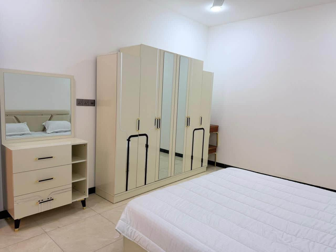 � شقق مؤثثة للإيجار – الكرادة 🏠

✅ غرفتان نوم
✅ صالة مريحة
✅ مطبخ متكامل
✅ حمام
✅ مؤثثة بالكامل وجاهزة للسكن
✅ مصعد حديث لخدمة السكان
✅ كراج خاص للسيارات
✅ مناسبة للعوائل والسكن الهادئ.

📞 للاستفسار والحجز:
***********
🏢 كما يمكنكم زيارة مكتبنا للاستفسار والحجز على العنوان التالي:

الكرادة داخل - مجاور دايموند مول / شارع علاء حداد.
