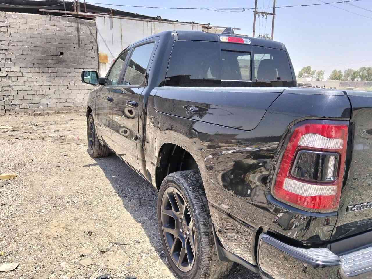 السلام عليكم
لارامي موديل 24
رقم بابل
حادثها بسيط 

فول مواصفات 
بانورما
ويل 22
شاشه كبيره
محرك هيمي 5700
كشنات جلد 
حساسات اماميه وخليفبه
وبعد هواي مواصفات 
رقم الهاتف ***********
