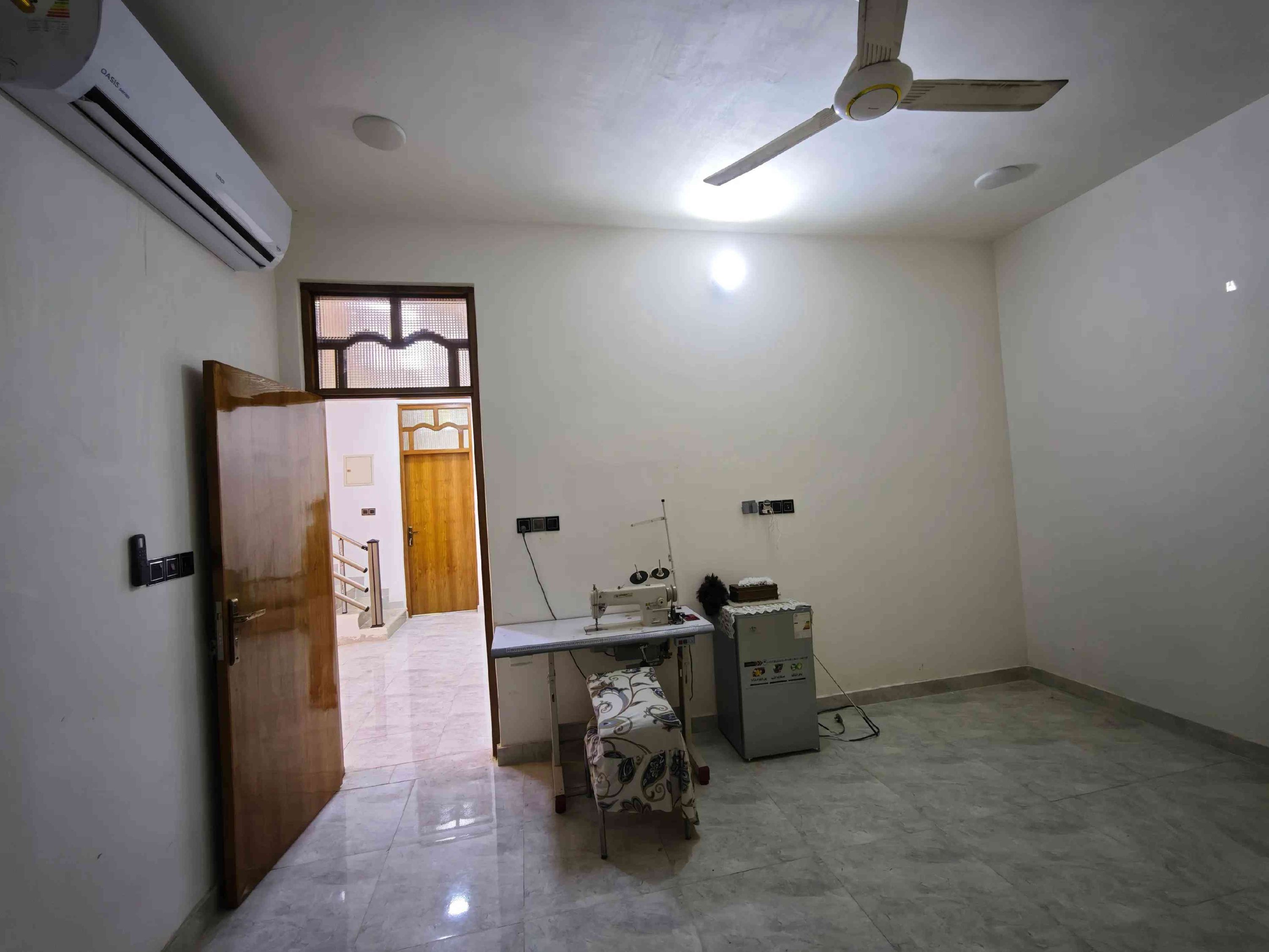 🏠 دار للبيع على الشارع العام (فرصة استثمارية وسكنية ممتازة!) 🏠 📐 المساحة: 200 متر 🏗️ البناء: حديث (طابقين). 🏬 المميزات: يحتوي على محلين تجاريين. 📍 الموقع: ميسان - العماره  📌 المنطقة: حي الغدير. 🏥 العلامة الدالة: مقابل مستشفى الربو والحساسية. 🛣️ الشارع: شارع 50 التجاري. 📋 تفاصيل الطوابق: 🔹 الطابق الأول: 🛏️ غرفة نوم كبيرة. 🛋️ صالة واسعة. 🍳 مطبخ (حار / بارد). 🚪 استقبال. 🚿 صحيات داخلية. 🚗 طرمة كبيرة + صحيات خارجية. 🏪 محلات تجارية عدد (2). 🔹 الطابق الثاني: 🛏️ (3) غرف نوم كبيرة. 📞 للاستفسار والتواصل: 📱 الهاتف: *********** ☎️🤳 #عقارات  #قطع_اراضي  #عقار  #بيع_و_شراء_عقارات #الشعب_الصيني_ماله_حل😂😂 
