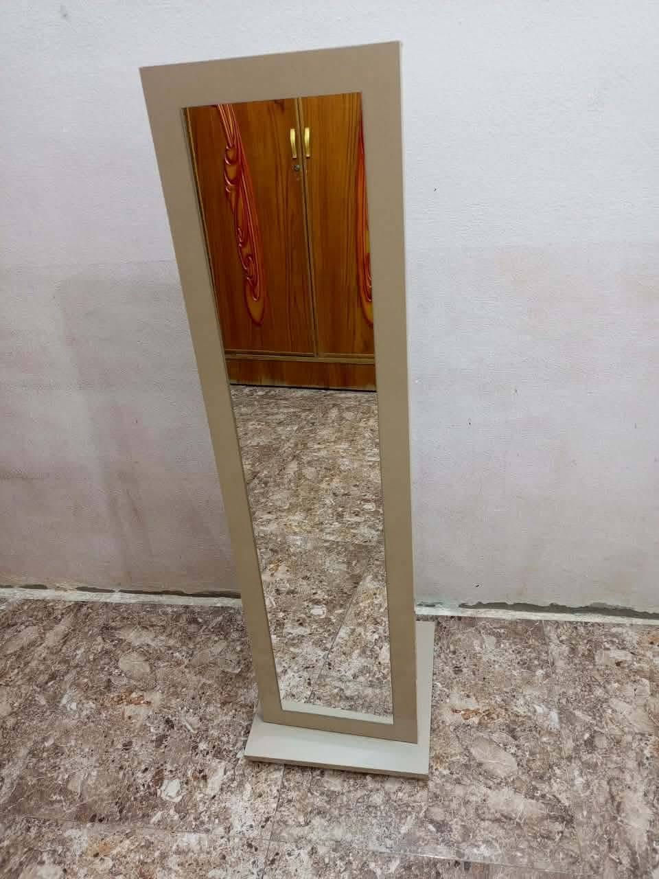 ✨ فخامة وجمال تركي... للبيع بحالة كالجديدة تماماً! ✨
​لكل من يبحث عن الأناقة والترتيب، غرفة نوم تركية راقية للبيع، استخدام خفيف جداً ونظافة ممتازة 100% بدون أي عيوب، تماماً كما موضح بالصور.
​مواصفات الغرفة:
​الخامة والتصميم: تصميم تركي عصري بلون أنيق مع لمسات ذهبية راقية.
​الحالة: مستخدمة شيء قليل جداً، نظيفة ومحافظ عليها بشكل ممتاز.
​المحتويات: كُنتار ستة أبواب، تسريحة (ميز تواليت) مع مرآة، مراية عامودية، وميز إضافي، مع باقي ملحقات الغرفة.
​💰 السعر: 850 ألف دينار
📍 الموقع: محافظة ديالى
📞 للتواصل والاستفسار: يرجى المراسلة على الخاص أو الاتصال على الرقم: [*********** ]
