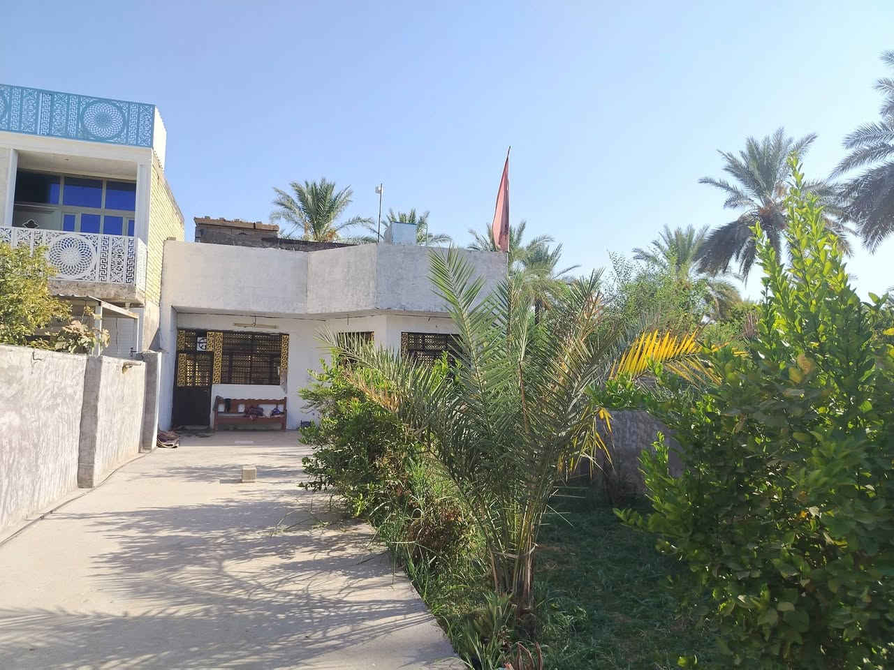 يالله سلام عليكم بيت للبيع معه قطعه مساحه كليا 800بناء 340 وقطعه 460 بناء حديث استقبال 7×5 و4غرف 5×4كل الغرف سند25  نقص البيت الأرضية ولبيتونه موقع  الراشديه عبور مشروع المراسمه قرب جامع الرقيب للاستفسار ***********
