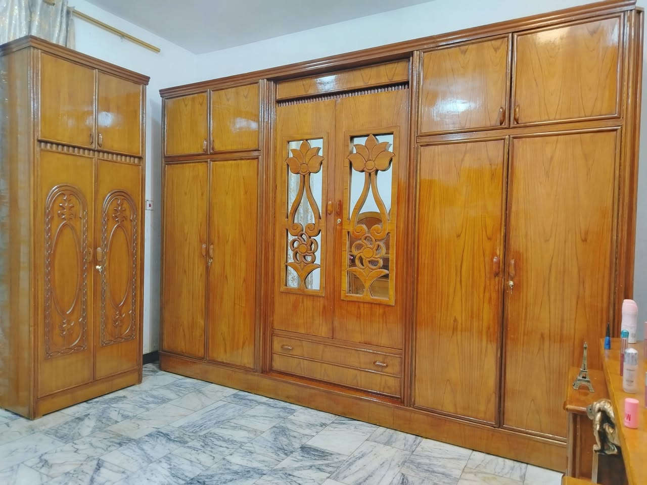 غرفة نوم تسكام صاج داخل وخارج شغل ضهر جرجوبه خمسه ملم استعمال قليل مابيها اي ضرر مكاني حلة حي الجزائر ***********    ***********
