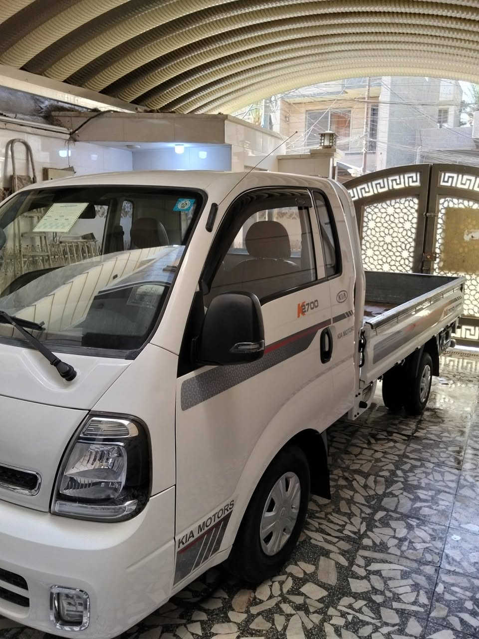 السلام عليكم 
كيا موديل 2021 رقمها بغداد انكليزي شرط التحويل 
مكينه 2700 جديده لا صرف ولا بخار ولا تنقيص 
وكير ومكينه واكسل وشاصي ورقم شاصي كل مكفول 
تخم تاير جديد شاده سياره جديده بعده على وضع الشركه 🏷️ سياره جديده بل كارتون 📦 تبريد ثلج 🥶 
سياره ماشيه 100 الف كم 📍 حقيقي سياره جديده بل كارتون والسياره مكفوله كفاله عامه لا ضربه ولا صبغ ولا تبديل ولا فتح ولا معجون ابيعلك على السونار.
العنوان بغداد البلديات 📍 السعر 132 وبيه مجال بسيط الرقم ***********
ملاحظة الشاصي مكفول حته من الصبغ
